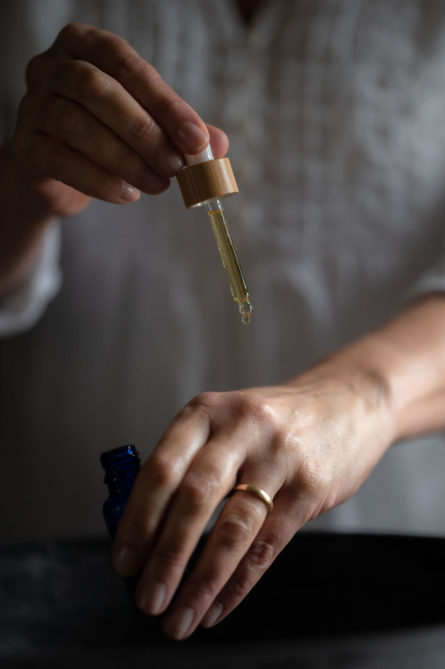 nourishing-hand-oil-tam-mason